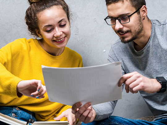 Zwei Personen lernen zusammen. Foto: freepic.com / freepic