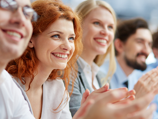 Vier Personen applaudieren. Foto: shutterstock.com / Pressmaster