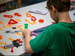 Kind arbeitet mit 3D-Druck
