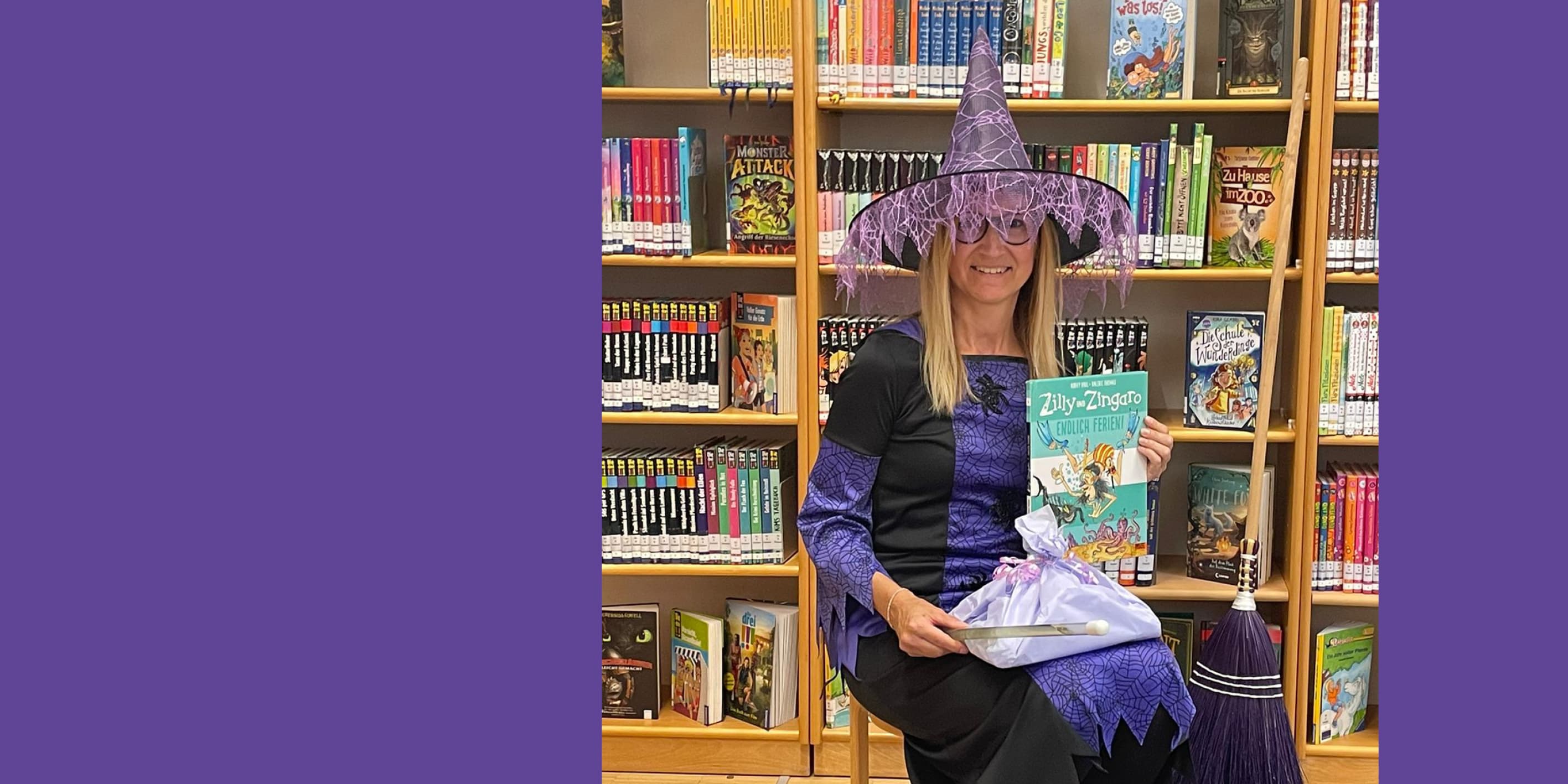 Bibliothekarin als Hexe verkleidet