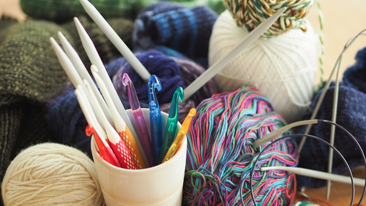 Stricknadeln und Wolle