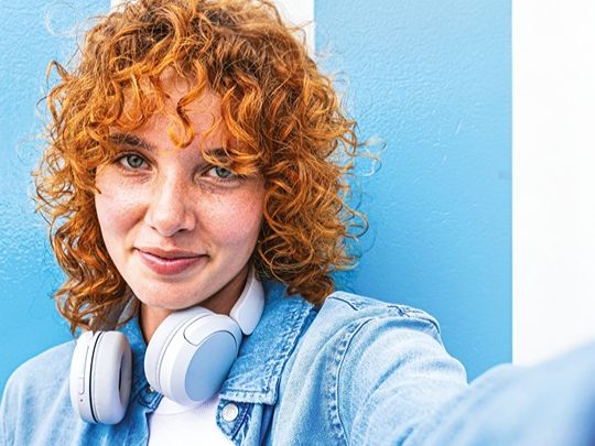 VHS Jahresprogramm / Bild: shutterstock/oneinchpunch