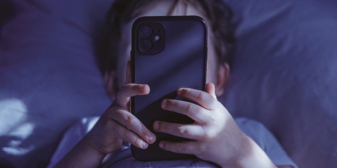 Digitale Kindheit; Bild: shutterstock / Arsenii Palivoda