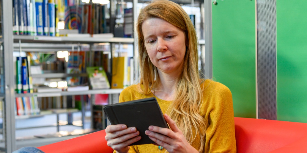 Eine Besucherin mit E-Reader in der Stadtbibliothek