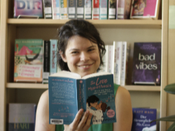 Stadtbibliothek Linz Bibliothekarin Jana mit New Adult Büchern