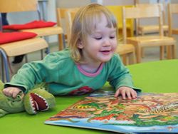 Stadtbibliothek Linz / Sofie Hochenburger Kind in der Stadtbibliothek