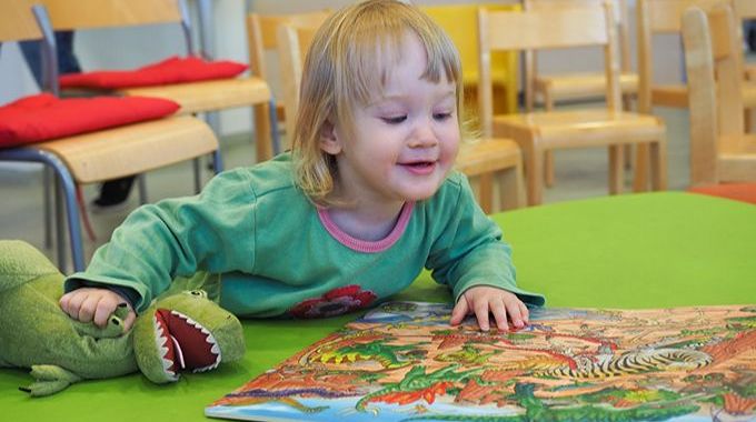 Kleinkind in der Stadtbibliothek
