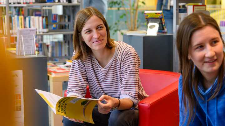 Menschen im KlimaEck der Stadtbibliothek
