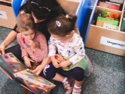 Kinder mit Büchern in der Sprachenbibliothek im Wissensturm