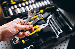 Werkzeug und Hände, die reparieren