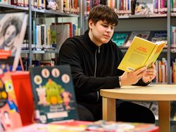 Stadtbibliothek Linz / Nell Leidinger Jugendlicher in der Stadtbibliothek