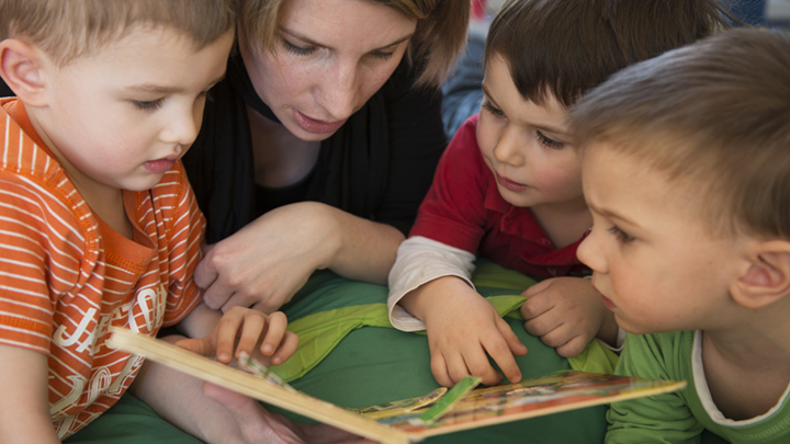 Foto einer Familie beim Lesen