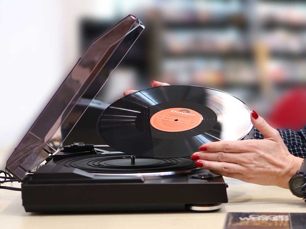 Stadtbibliothek Linz | Gregor Hartl 2021 Digitalisieren von Schallplatten