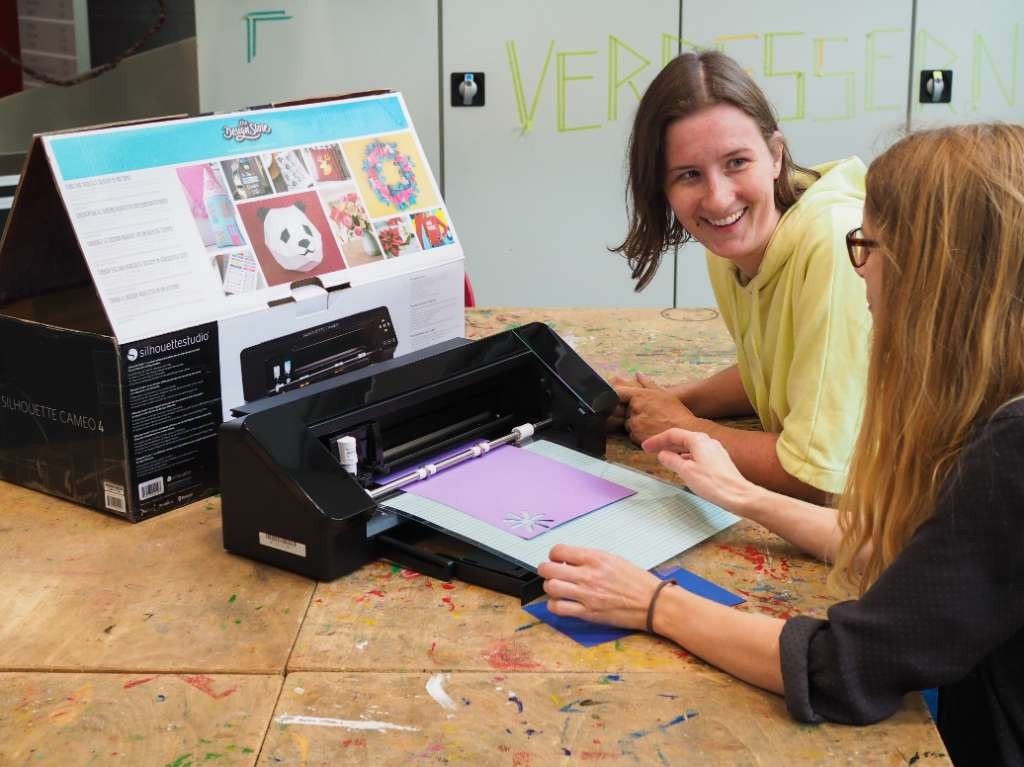 Stadtbibliothek Linz / Nell Leidinger Dingeleih_Plotter_c_Stadtbibliothek_NellLeidinger