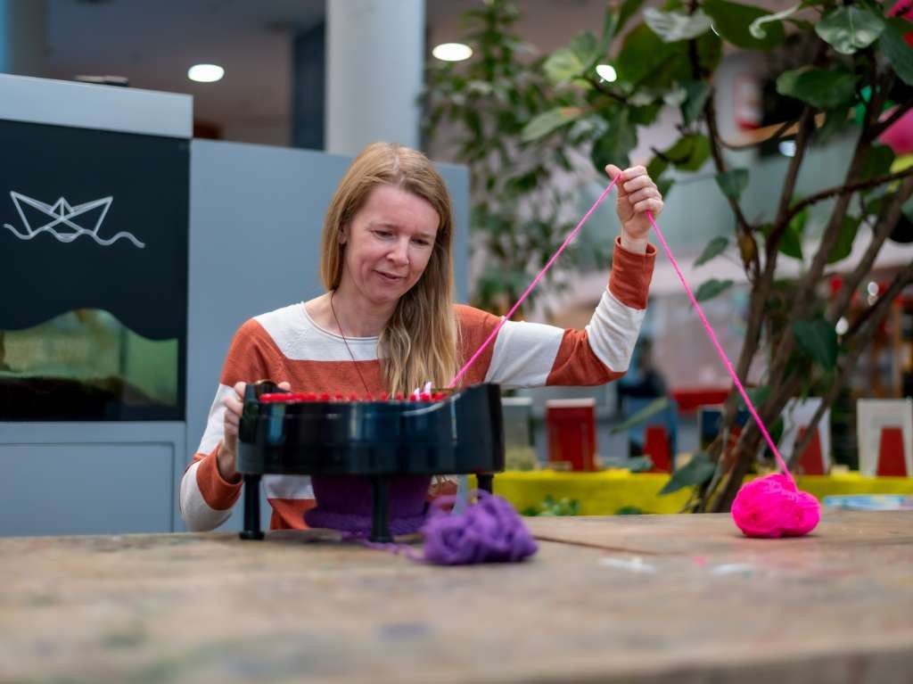 Stadtbibliothek Linz / Nell Leidinger Dingeleih_Strickmaschine_c_Stadtbibliothek_NellLeidinger