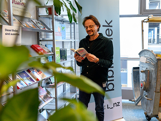 Ein Besucher liest in einem Buch 