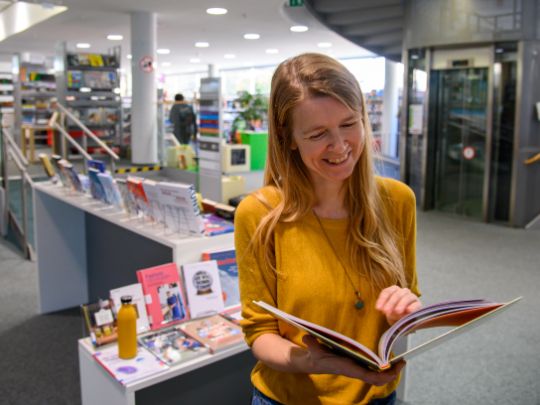 Junge Frau in der Stadtbibliothek